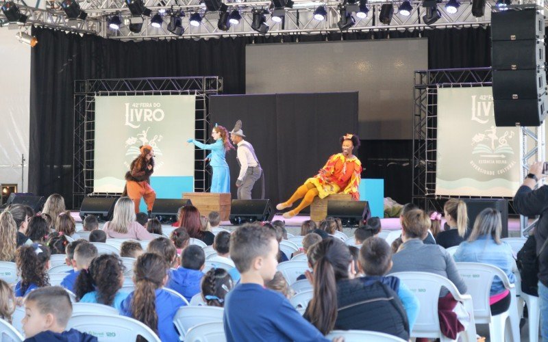 Primeiro dia de Feira do Livro em Estância Velha também teve apresentações teatrais