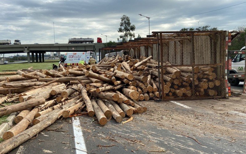 ALERTA: Carreta tomba na BR-386 e causa bloqueio parcial da rodovia