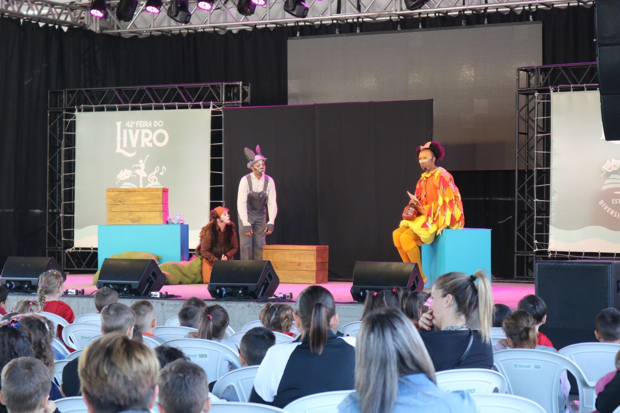 Escolas e comunidade prestigiam primeiro dia da Feira do Livro em Estância Velha