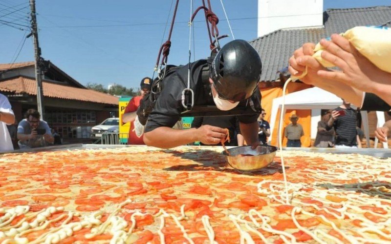 Guindaste vai ser utilizado para auxiliar no preparo da pizza