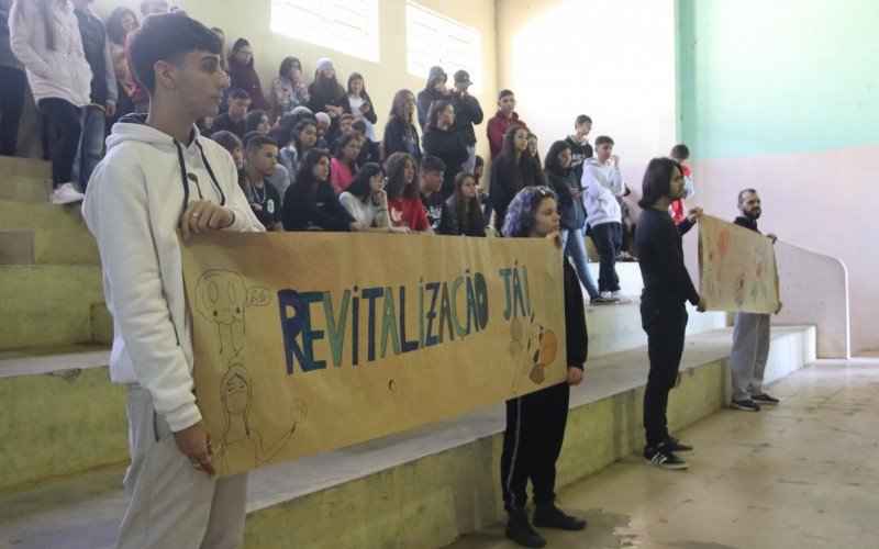 Alunos da Escola do Parque pedem revitalização do ginásio do Parque do Trabalhador