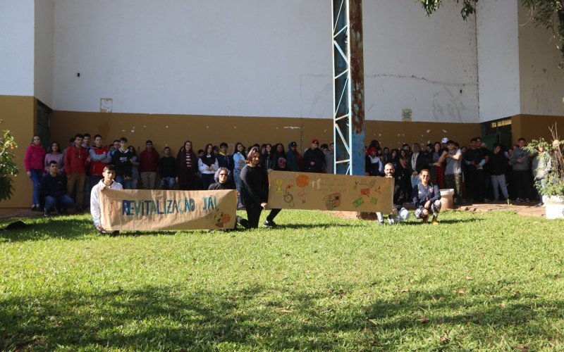 Alunos do Instituto do Parque pedem revitalização do ginásio do Parque do Trabalhador