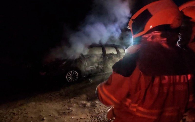 Corpo queimado é encontrado ao lado de carro incendiado na zona rural de Novo Hamburgo