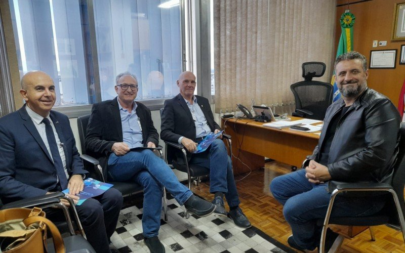 Da direita para a esquerda estão Sérgio Galbinski, presidente da AGV; Carlos Frederico Schmaedecke, vice-presidente da CDL; Irio Piva, presidente da CDL Poa; e o deputado Issur Koch