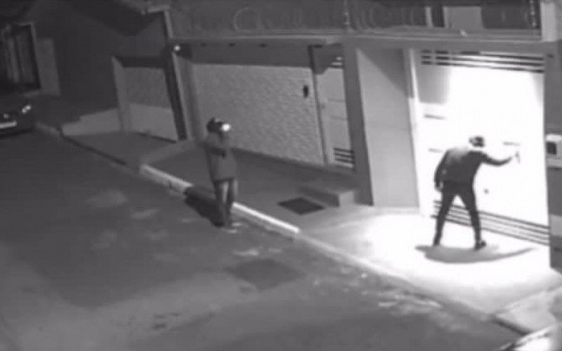 VÍDEO EXCLUSIVO: Encapuzados picham casa de líder de facção em Novo Hamburgo