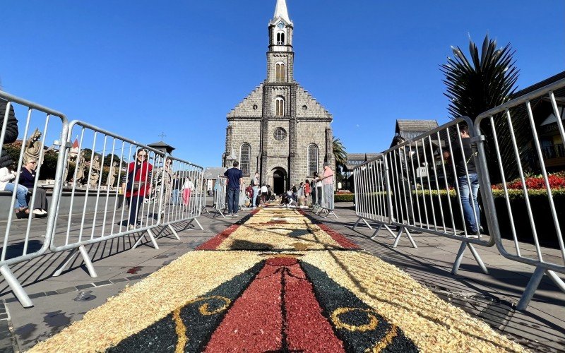 Confecção de tapetes de serragem, em celebração a Corpus Christi, na frente da igreja São Pedro, no centro de Gramado