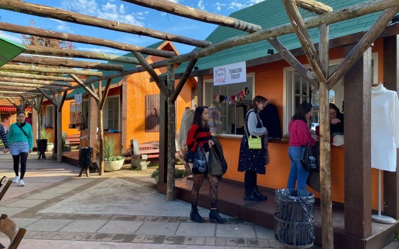 Vila da Moda, na Praça das Etnias, em Gramado