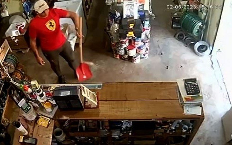 Vídeo mostra sócio comprando enxadas, pás e lonas no dia do desaparecimento de Samuel Eberth de Melo | abc+