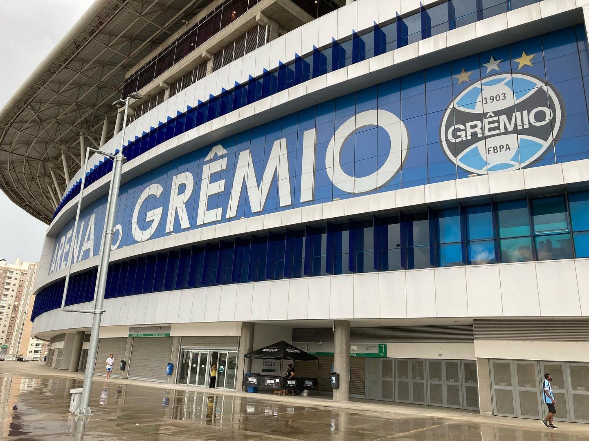 Depois de lateral, Grêmio confirma renovação de zagueiro e goleiro