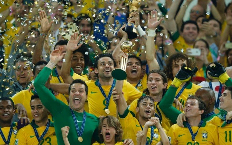 Combinação com camisa amarela, calções e meiões brancos, rendeu o título da Copa das Confederações em 2013. | abc+