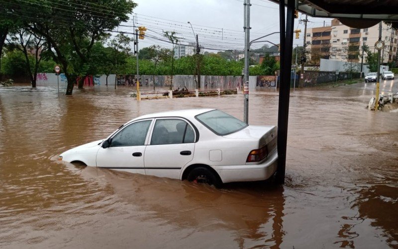 
Carro preso na água no cruzamento da Avenida Nações Unidas com a Rua 24 de Maio, em Novo Hamburgo (16/3/2023)