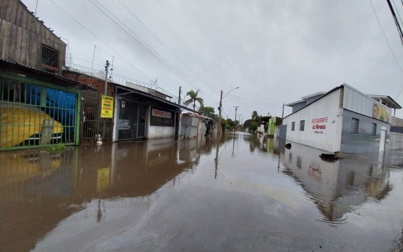 Rua alagada no bairro Rio dos Sinos, em SÃ£o Leopoldo