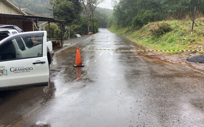 Antiga estrada da Linha Moreira em Gramado está bloqueada, sem previsão de liberação