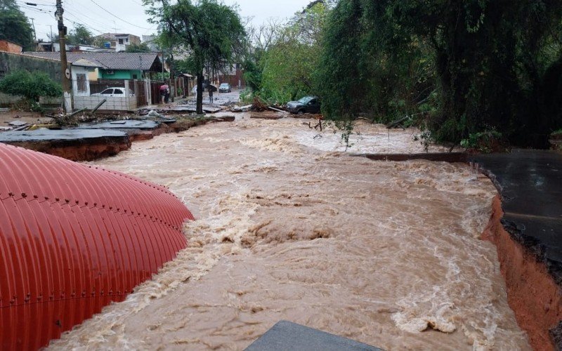 Arroio Kruze transbordou no bairro Santo AndrÃ©