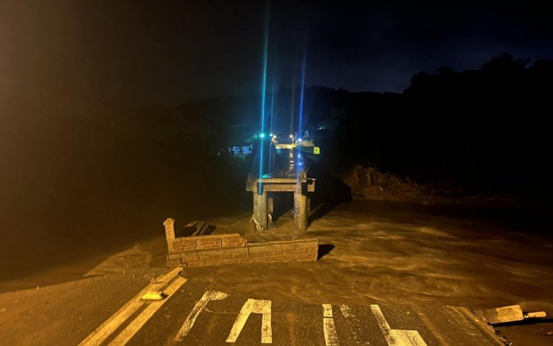 Ponte que dá acesso entre Santo Antônio da Patrulha e Caraá caiu