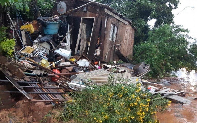 Barranco desmorona e atinge casa e veÃ­culo no bairro Santa Tereza