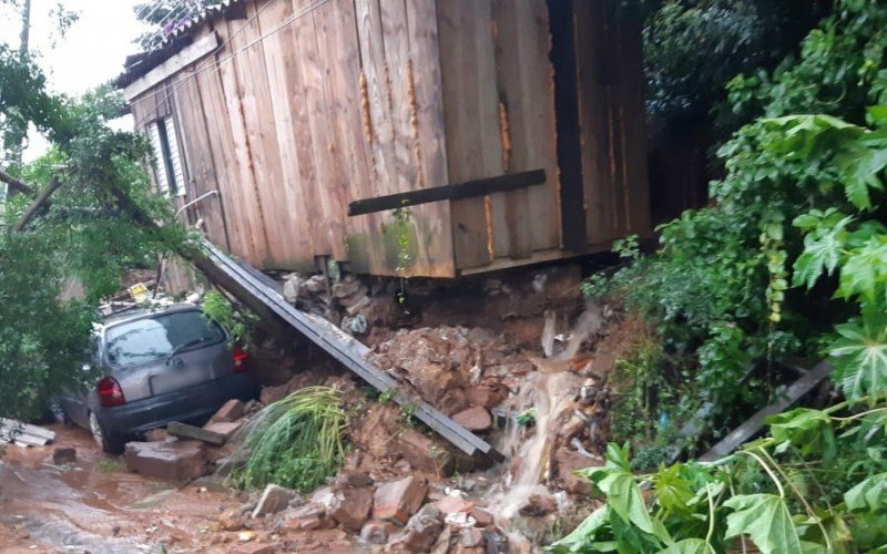 Barranco desmorona e atinge casa e veÃ­culo no bairro Santa Tereza