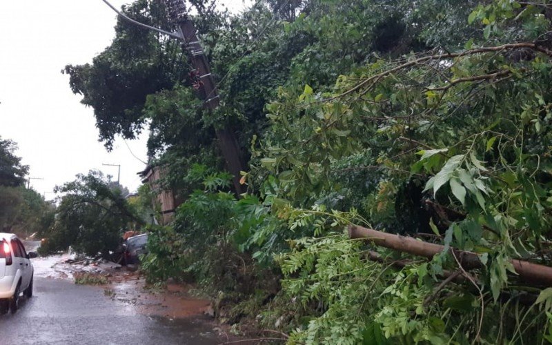 Barranco desmorona e atinge casa e veÃ­culo no bairro Santa Tereza