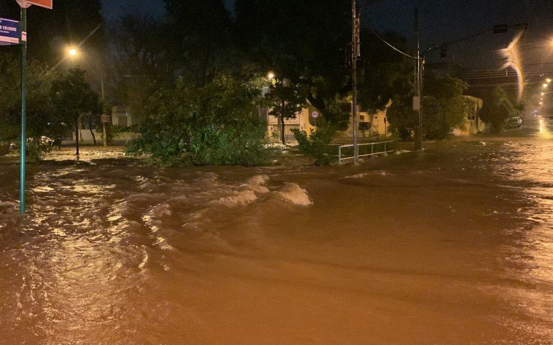 Valão transborda e alaga trecho da Nações Unidas, em Novo Hamburgo