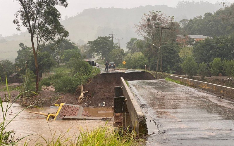 Ponte que dá acesso a Caraá ficou interditada após passagem de ciclone extratropical em junho | abc+