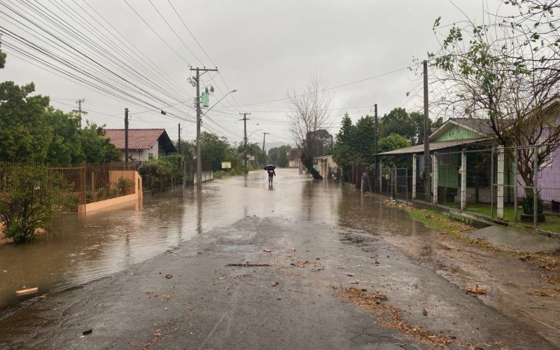 Chuva alaga ruas em Taquara