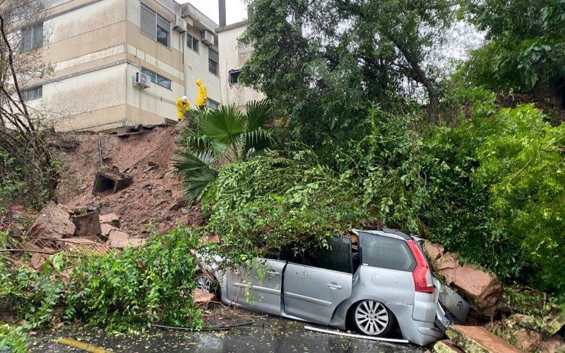 Muro desabou em cima de carros estacionados em Taquara