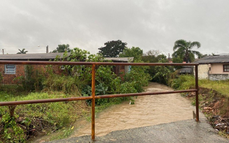 Chuva alaga ruas em Taquara