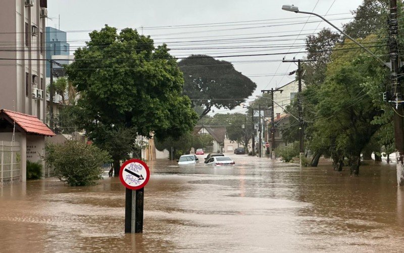 Carros submersos na Rua Borges de Medeiros, em Novo Hamburgo