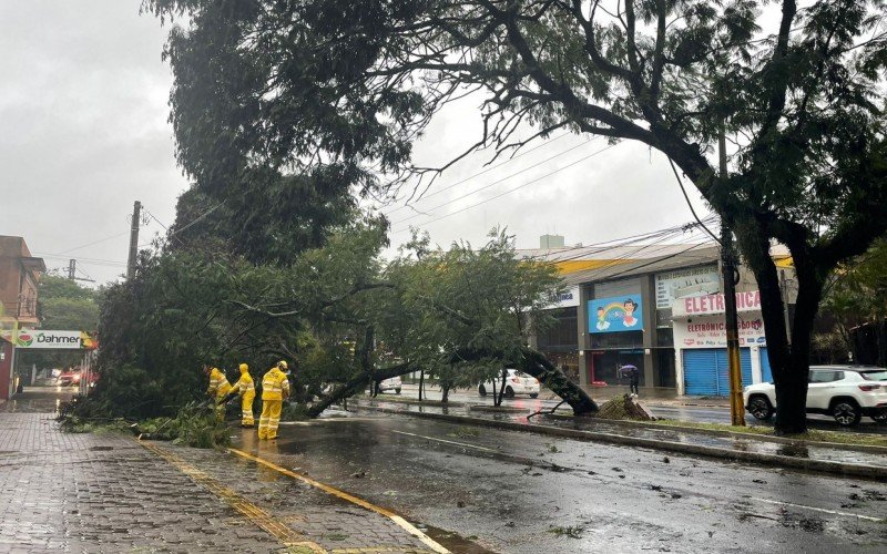 Avenida JoÃ£o CorrÃªa estÃ¡ totalmente bloqueada em SÃ£o Leopoldo