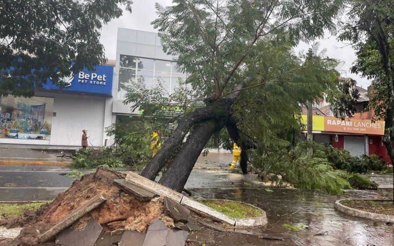 Avenida JoÃ£o CorrÃªa estÃ¡ totalmente bloqueada em SÃ£o Leopoldo