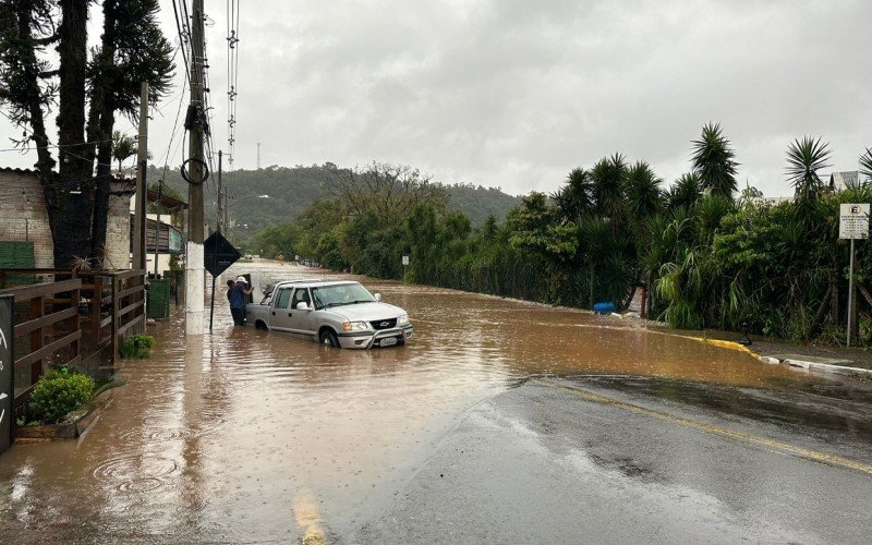 Carro dentro da água do Rio Feitoria que inundou a Lindolfo Collor
