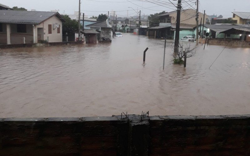 Alagamento nas Ruas Santa Rita e Augusto Pestana, no bairro Industrial, em Novo Hamburgo em 16/3/2023