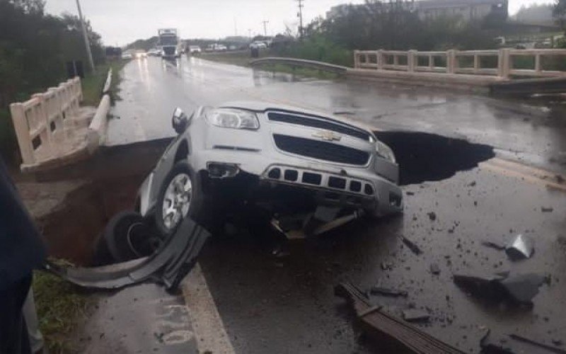 Ponte no trecho entre free way e Santo Antônio da Patrulha, na RS-474, está interditada; picape caiu em uma cratera