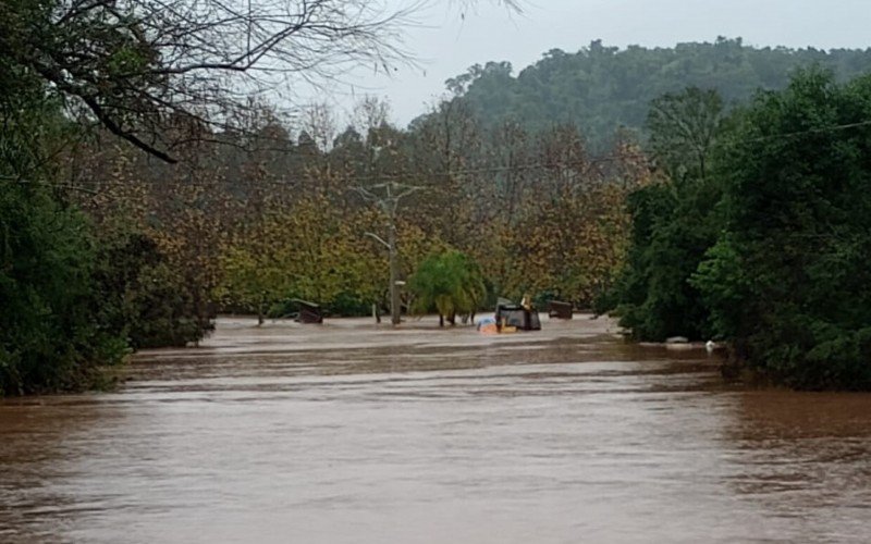 Uma rretroescavaderia estava submersa no estacionamento no núcelo histórico