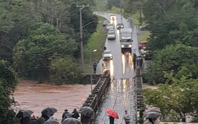 Cheia de 1982 na Ponte de Ferro Engenheiro Daniel Ribeiro, entre os então municípios de São Sebastião do Caí e Ivoti