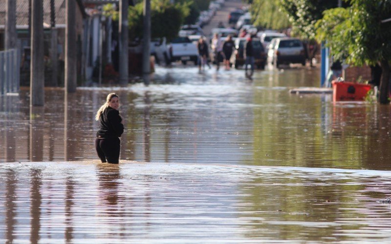 Rio dos Sinos sobe e alaga residências do bairro Canudos, em Novo Hamburgo | abc+