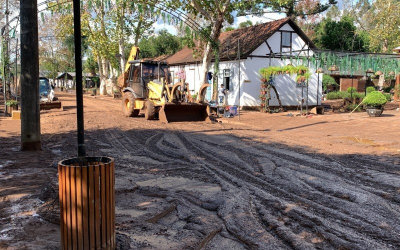 Domingo de limpeza no Núcleo de Casas Enxaimel, em Ivoti, fortemente atingido pelas chuvas de quinta e sexta | abc+