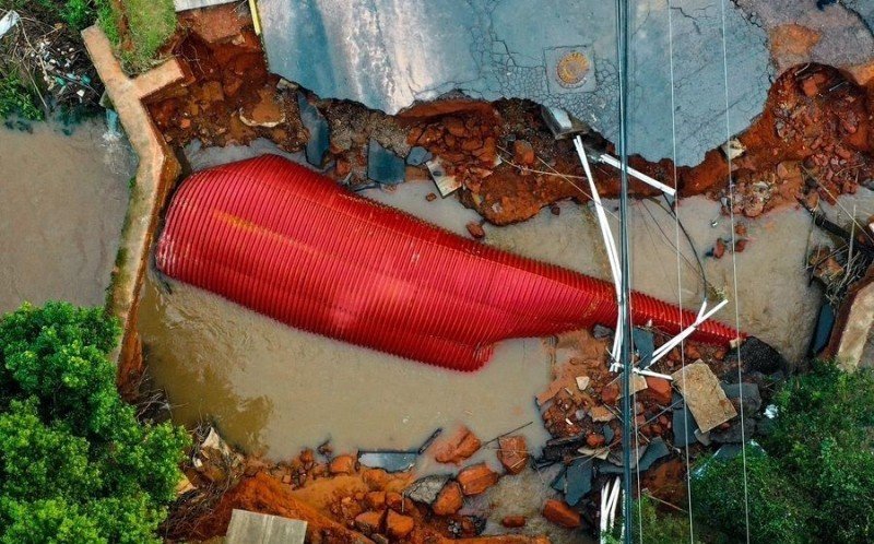 Cruzamento das ruas Felipe Uebel com Brusque, em SÃ¢o Leopoldo, onde a pista sobre o Arroio Kruze desabou devido a alta das Ã¡guas e causou a morte de Thiago Hendges de Oliveira, de 23 anos, que passava com seu veÃ­culo na madrugada de sexta-feira, por volta das 0h30