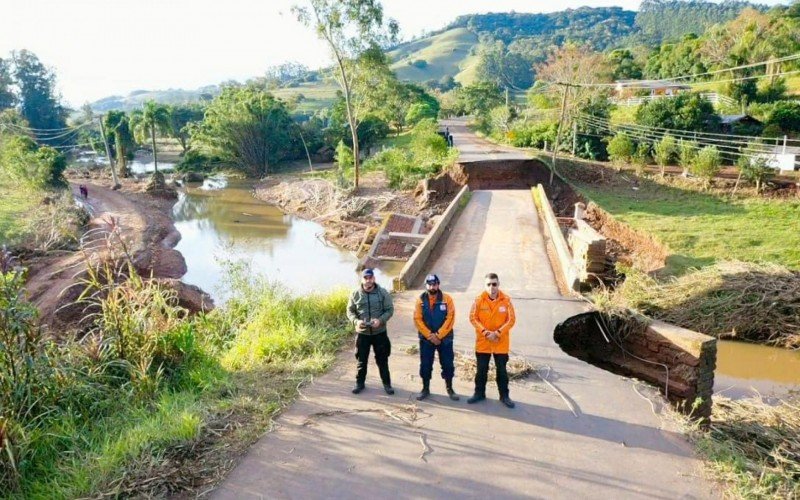 Operador de drone, Marcos Batista, agente da Defesa Civil Heleno Córdova e chefe da Defesa Civil de Estância Velha, Kairo Campos | abc+