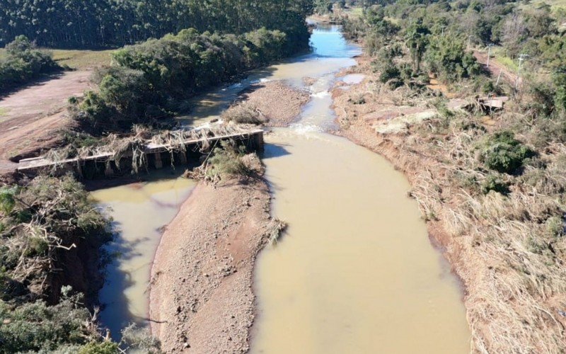 Com a força da água, Rio dos Sinos mudou de curso e derrubou uma ponte | abc+