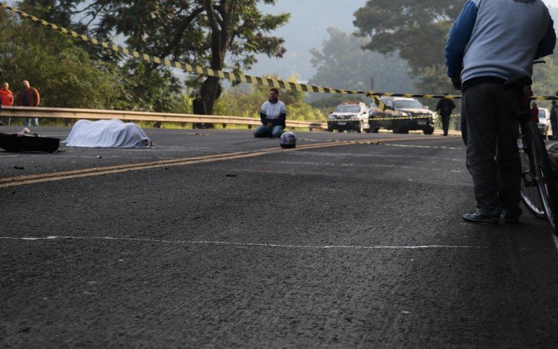 Duas pessoas morreram em acidente envolvendo três carros, uma moto e um caminhão em junho de 2023 | abc+