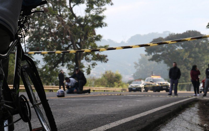 Parente de vítima chora em frente ao local do acidente na BR-116, em Novo Hamburgo | Jornal NH