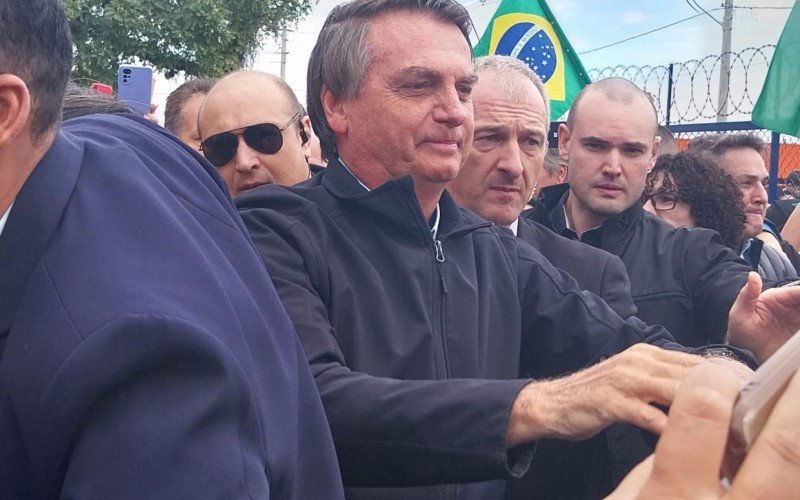 Bolsonaro em chegada ao aeroporto Salgado Filho, em Porto Alegre | abc+