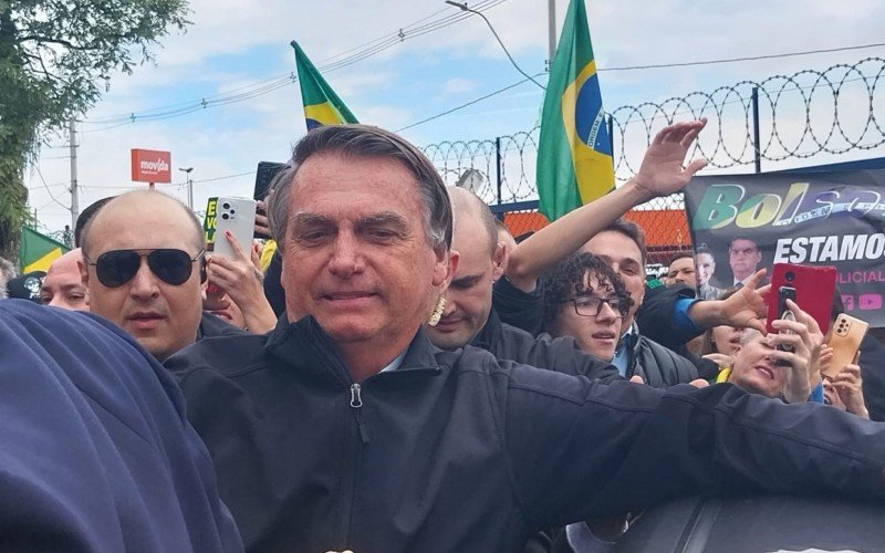 Bolsonaro é recebido por apoiadores do Aeroporto Salgado Filho em Porto Alegre | Jornal NH