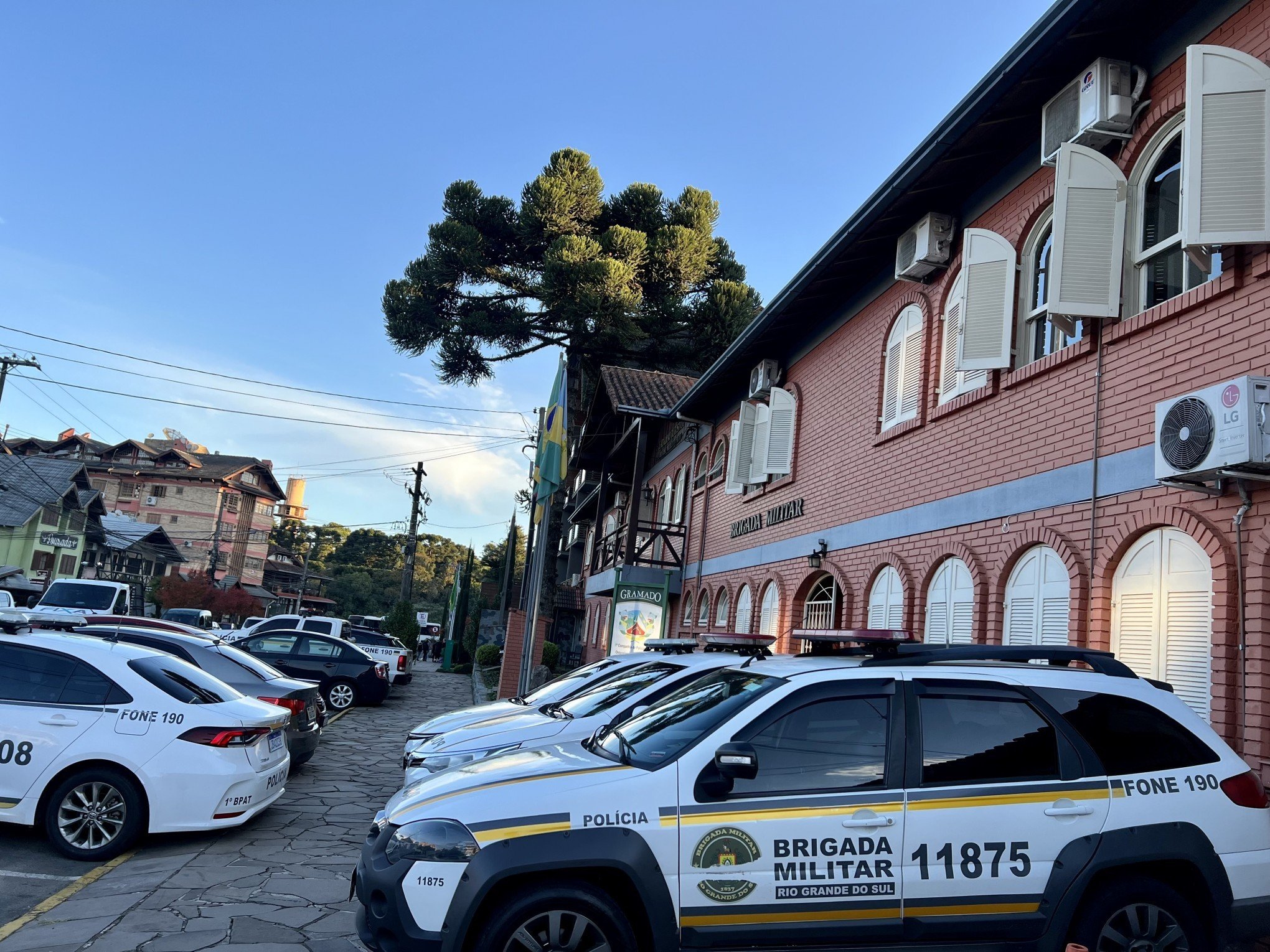 Homem pula grade e furta canos de casa em Gramado