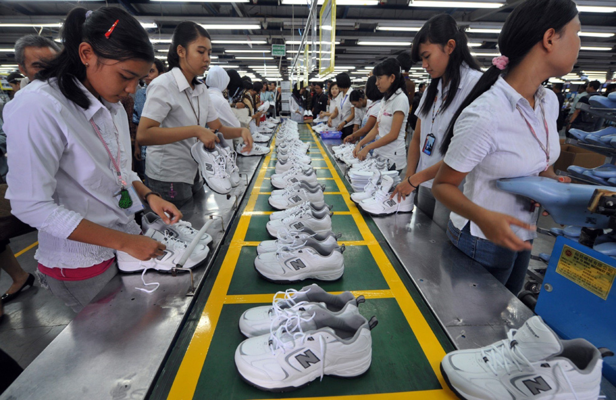 Производство найк. Фабрика кроссовок Nike в Китае. Индонезия завод найк. Фабрика в Китае. Китайская фабрика обуви.