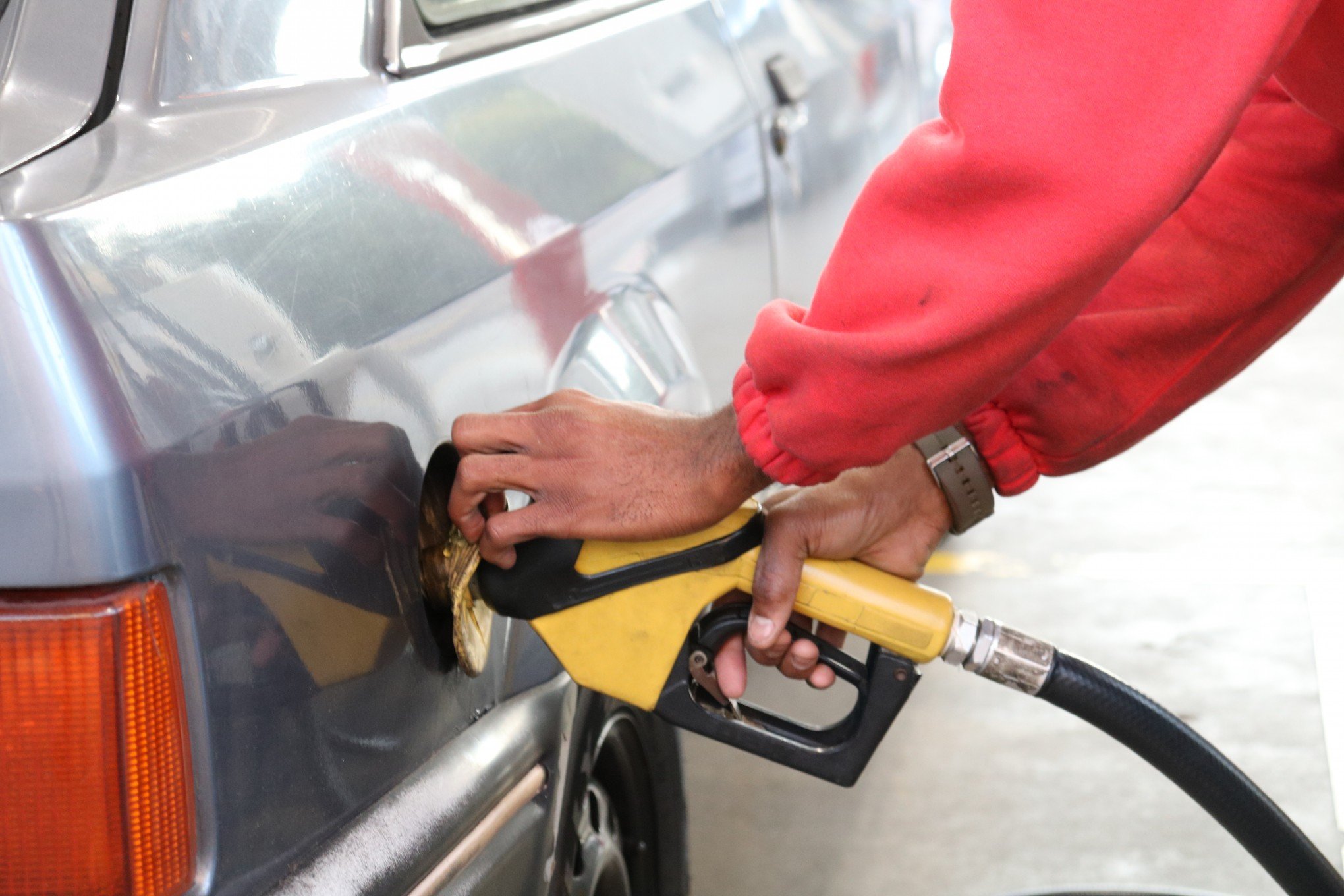 Gasolina e diesel estão mais baratos no Brasil do que no mercado internacional, antes do reajuste
