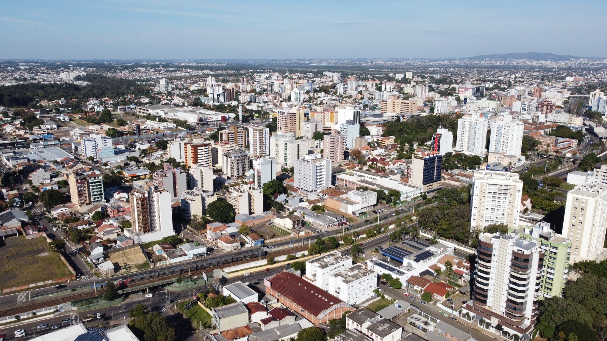 Vista aérea da região central de Canoas, a cidade mais populosa da região de cobertura do Grupo Sinos, excetuando a capital, com 359.554 | abc+