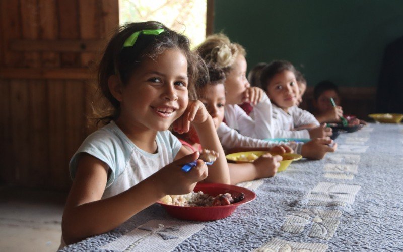 Crianças são atendidas pela cozinha da Steigleder 