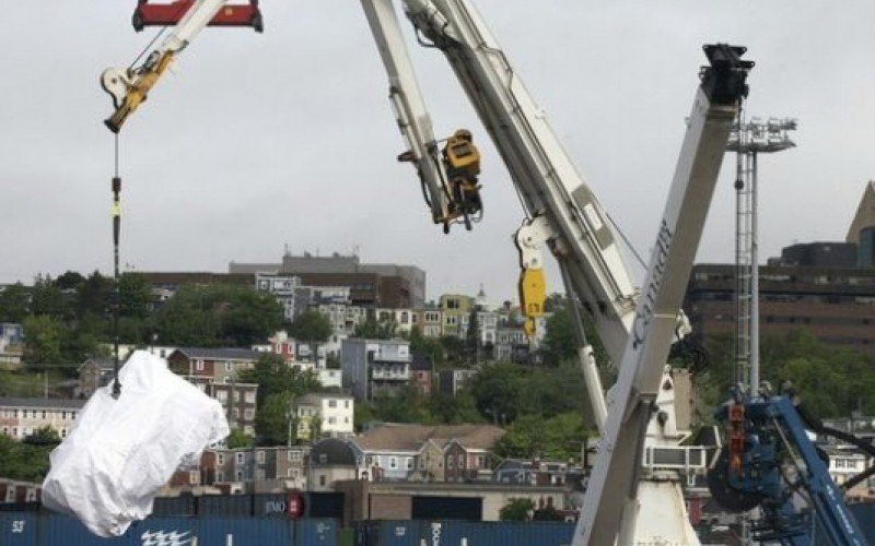 SUBMARINO DO TITANIC: Imagens mostram a chegada dos destroÃ§os do Titan em porto do CanadÃ¡